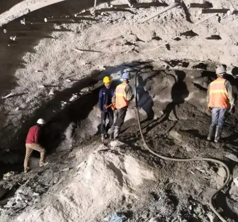 卡若拱顶带模注浆料的施工流程及注意事项